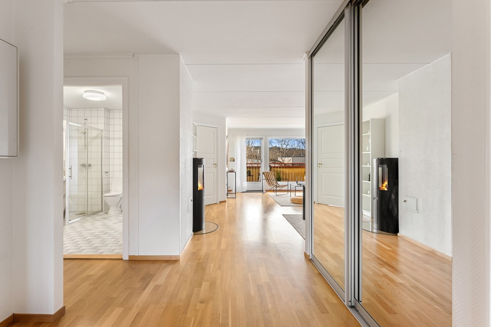 Åpen gang med gode oppbevaringsmuligheter i garderobeskap. Galleribilde