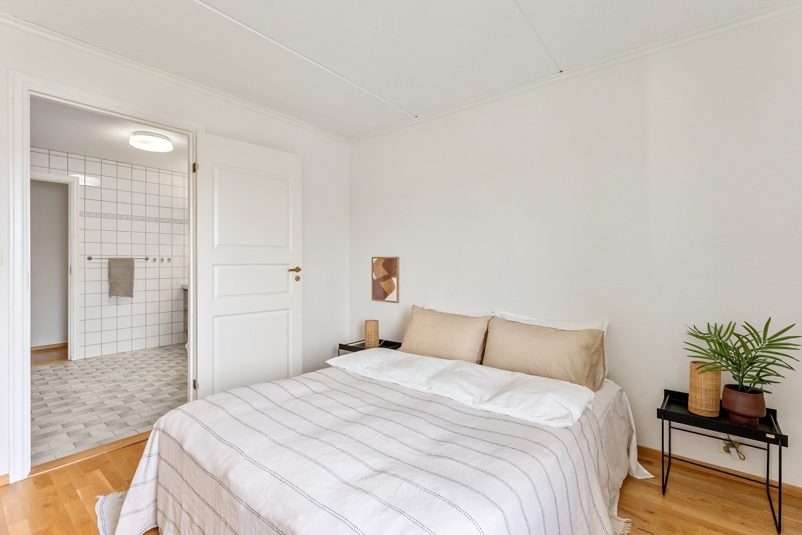 Hovedsoverommet ligger i suiteløsning med badet. Galleribilde