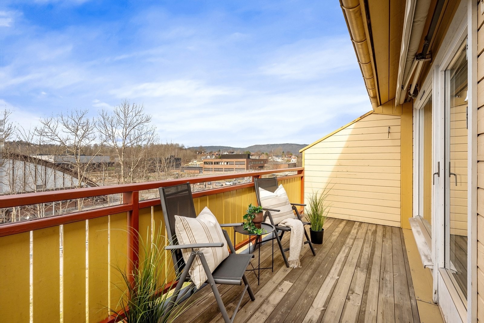 Fra stuen er det utgang til vestvendt balkong. Galleribilde