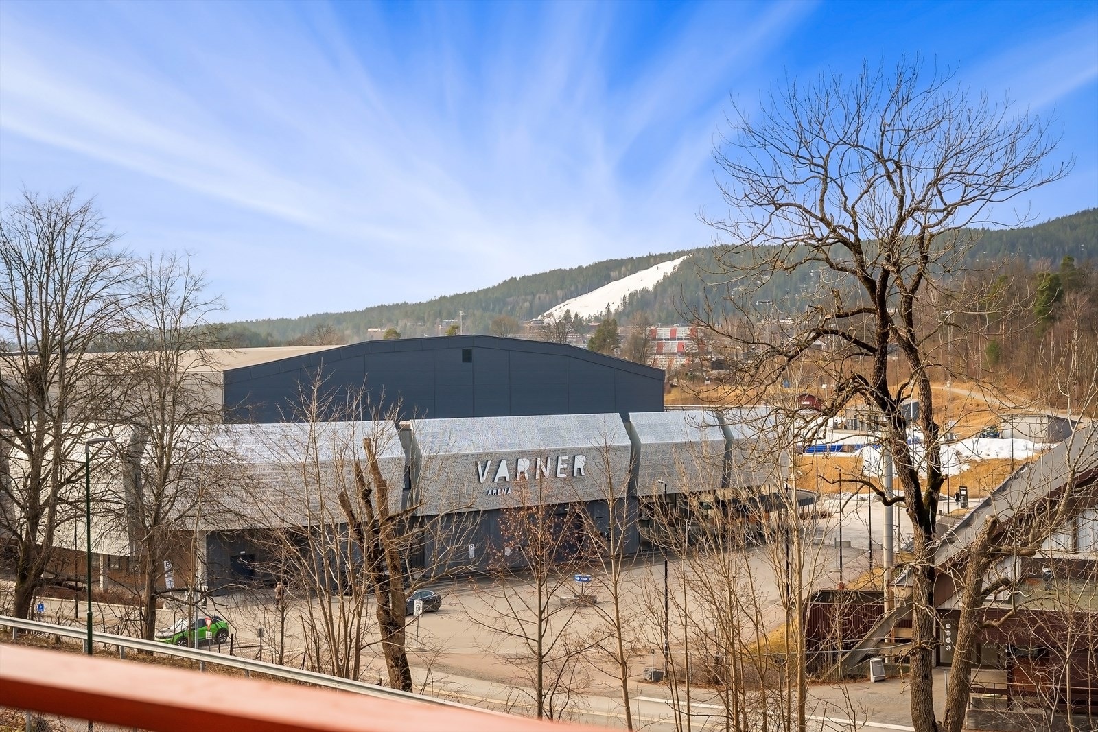 Flott utsikt mot Vardåsen fra balkongen. Galleribilde