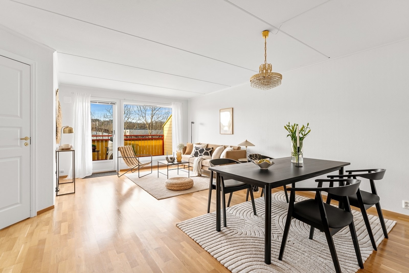 Plass til et romslig spisebord. Galleribilde