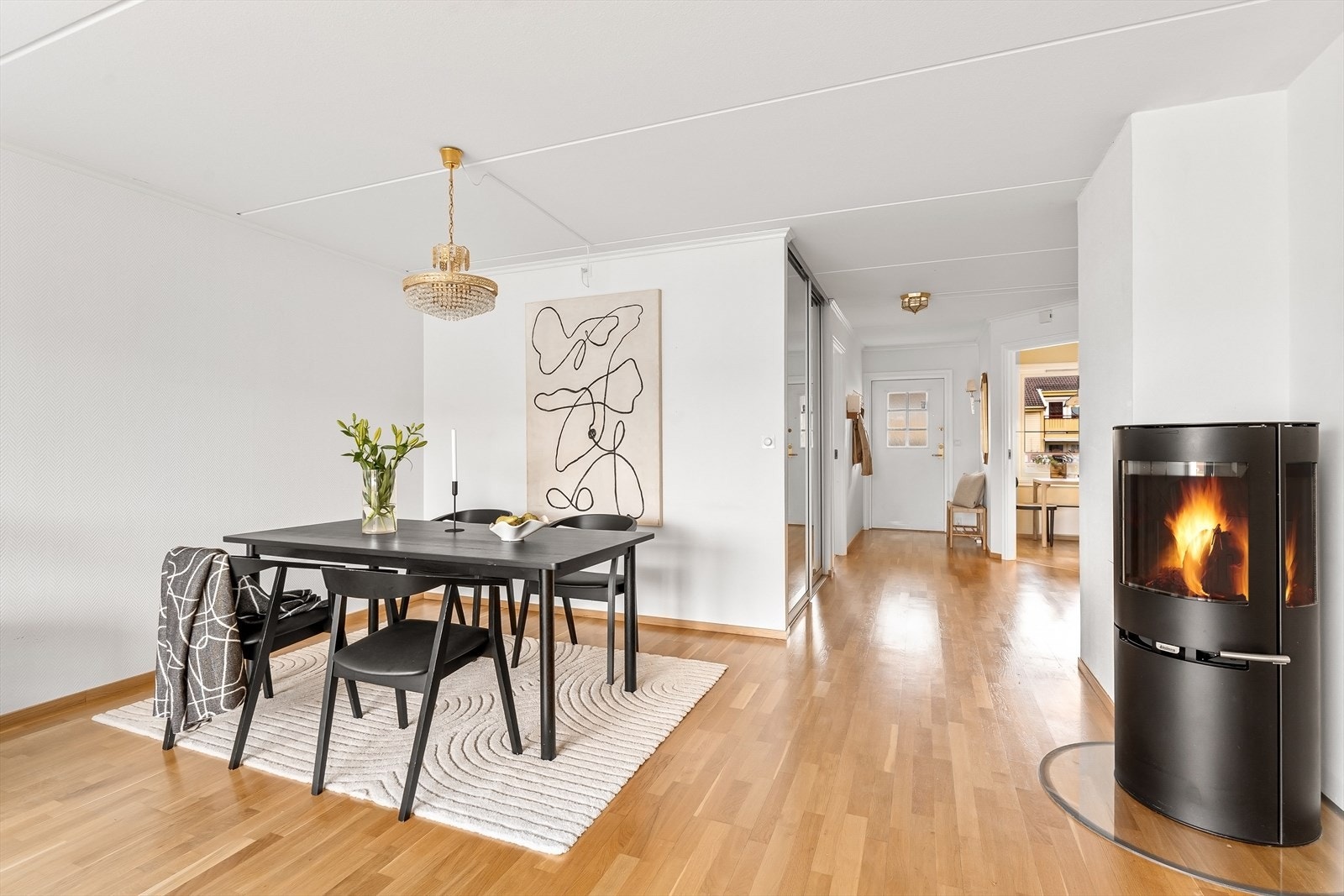 Gulvet er lagt med 3-stavs parkett. Galleribilde