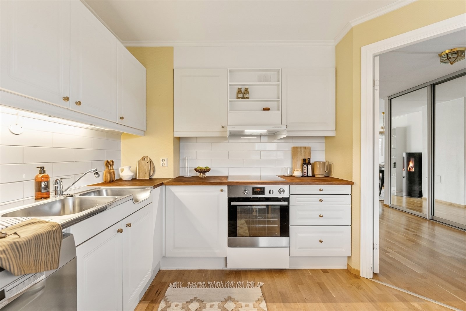 Det ble lagt nytt parkettgulv på kjøkkenet i 2014. Galleribilde