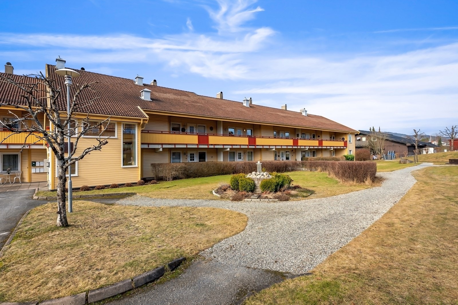 Tilbaketrukket leilighetskompleks i rolige omgivelser sentralt i Asker. Galleribilde