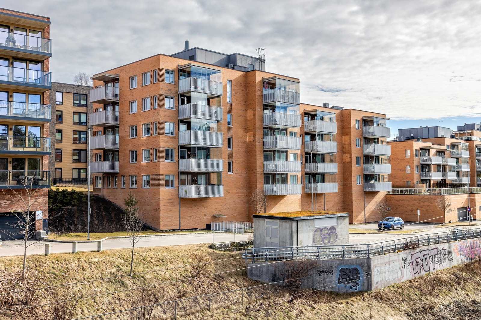 Leiligheten ligger i et meget sentralt og attraktivt boligområde på Myrvoll med kort vei til en rekke servicetilbud som skoler, barnehager, butikker og offentlig kommunikasjon. Galleribilde