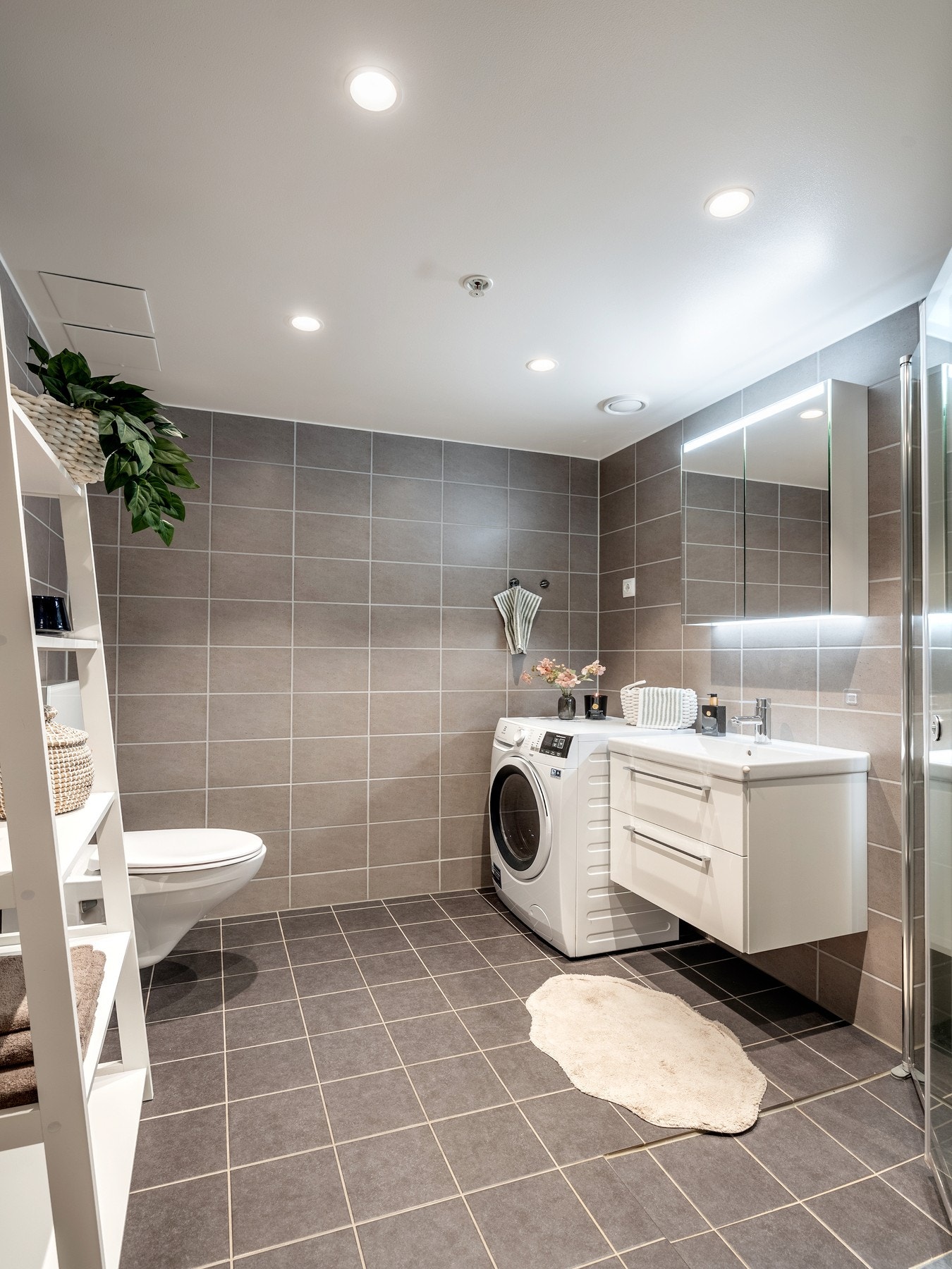 Pent flislagt bad med varmekabler og innfelt downlights. Galleribilde