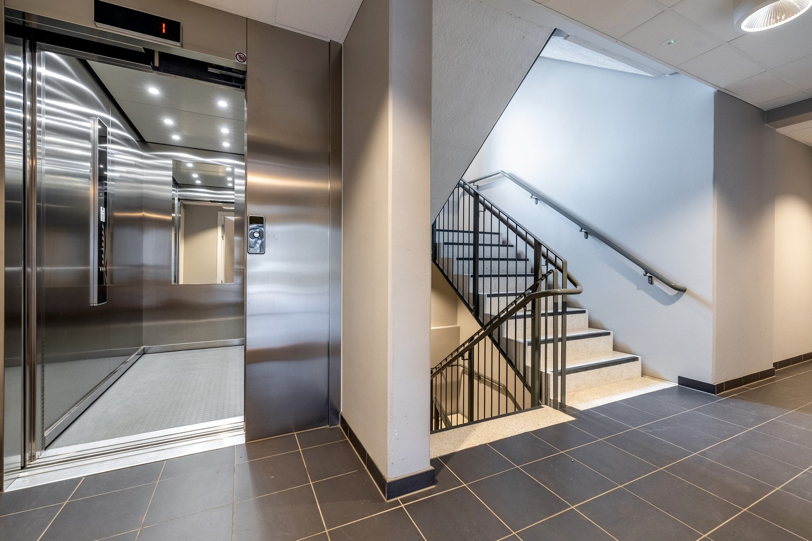 Det er trapper og heisadkomst mellom etasjene i bygget. Galleribilde