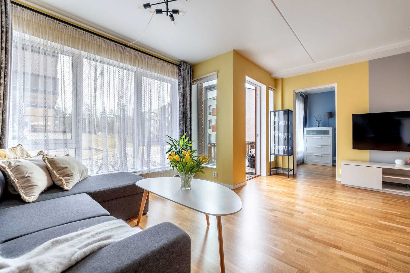 Stuen har plass til både sofagruppe, TV-anlegg og spisebord. Galleribilde