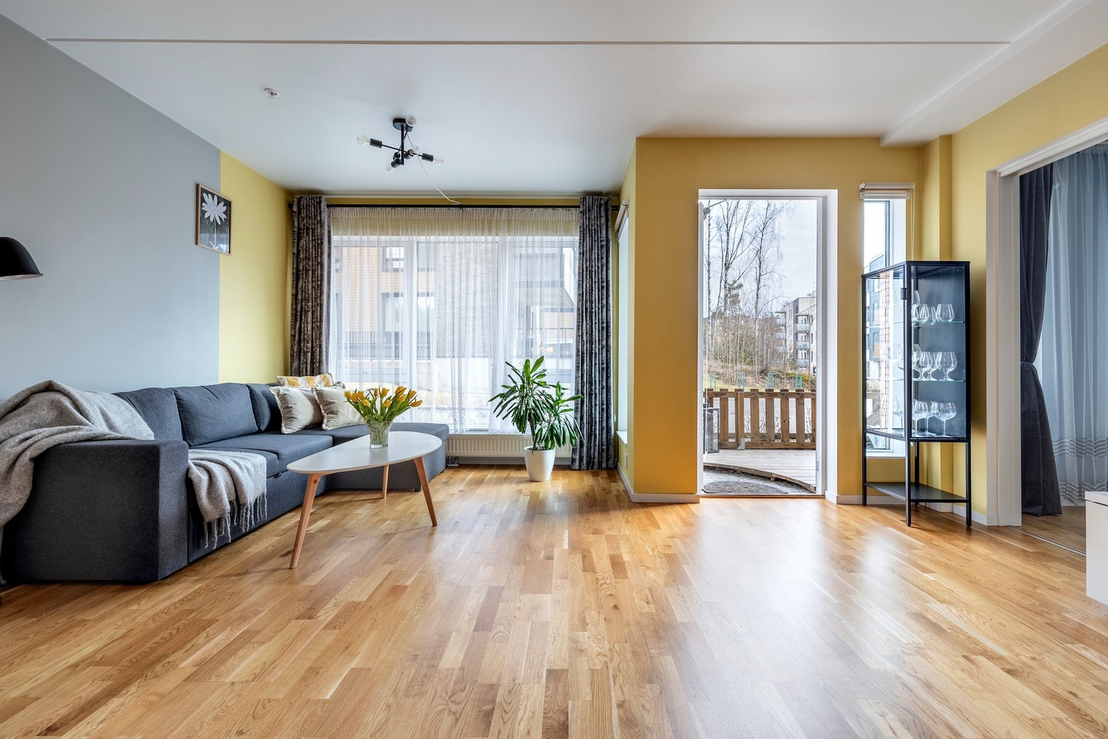 Fra stuen er det utgang til en terrasseplatting på ca. 6 kvm. Galleribilde