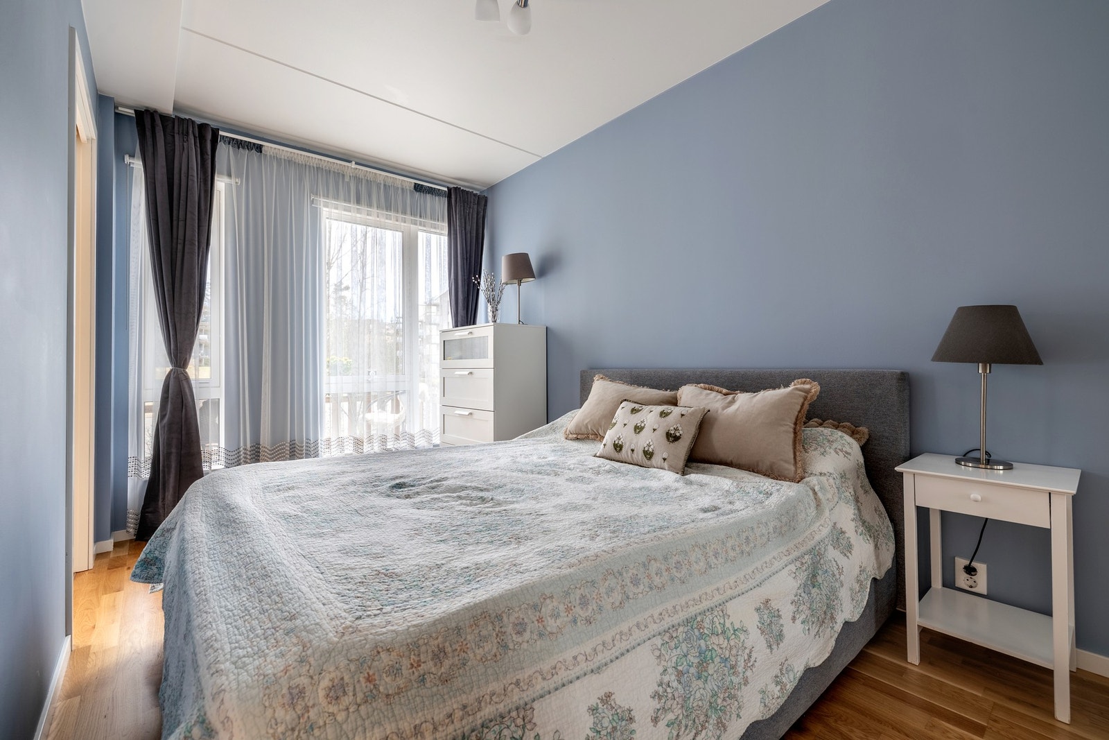 Leiligheten har et romslig soverom med god plass til dobbeltseng, nattbord og diverse møblement. Galleribilde