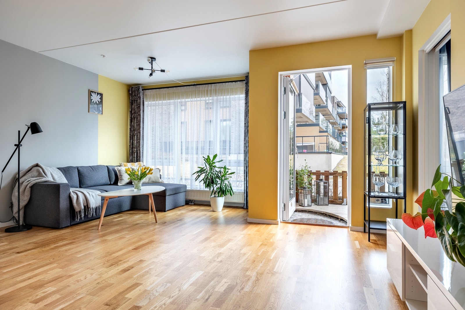 Leiligheten har en åpen stue-/kjøkkenløsning som gir et luftig og sosialt allrom med store vindusflater som slipper inn rikelig med naturlig lys. Galleribilde