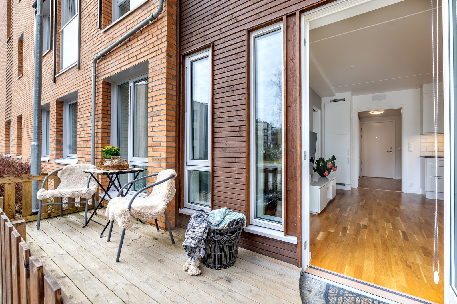 Fra stuen er det utgang til en terrasseplatting på ca. 6 kvm. Galleribilde