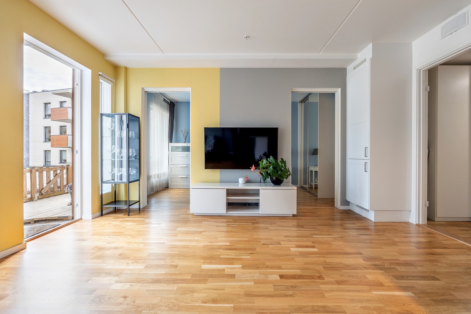 Rommet har trestavs parkett og store vindusflater som gir rikelig med naturlig lysinnslipp. Galleribilde