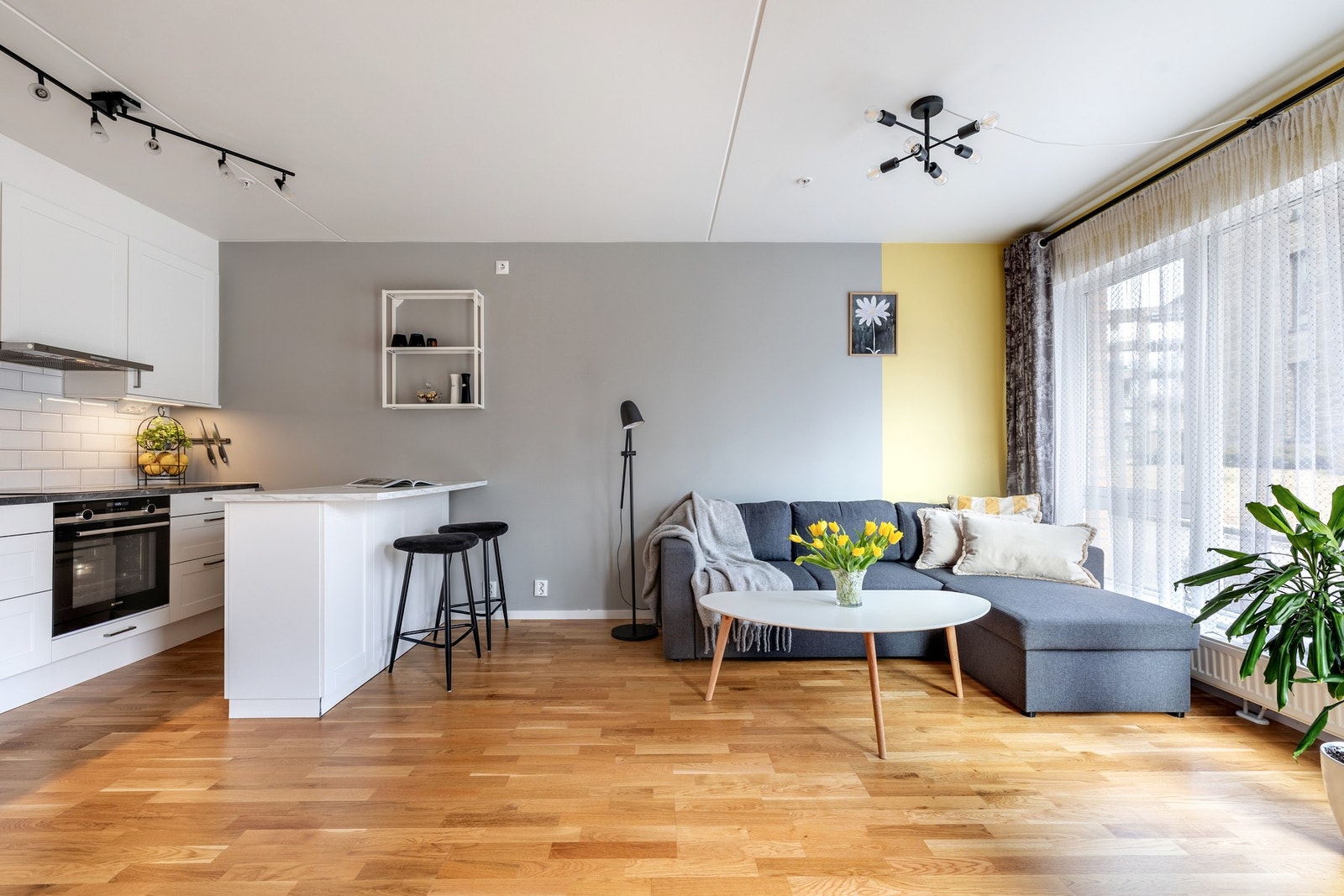 Leiligheten har en åpen stue-/kjøkkenløsning gir et luftig og sosialt allrom. Galleribilde