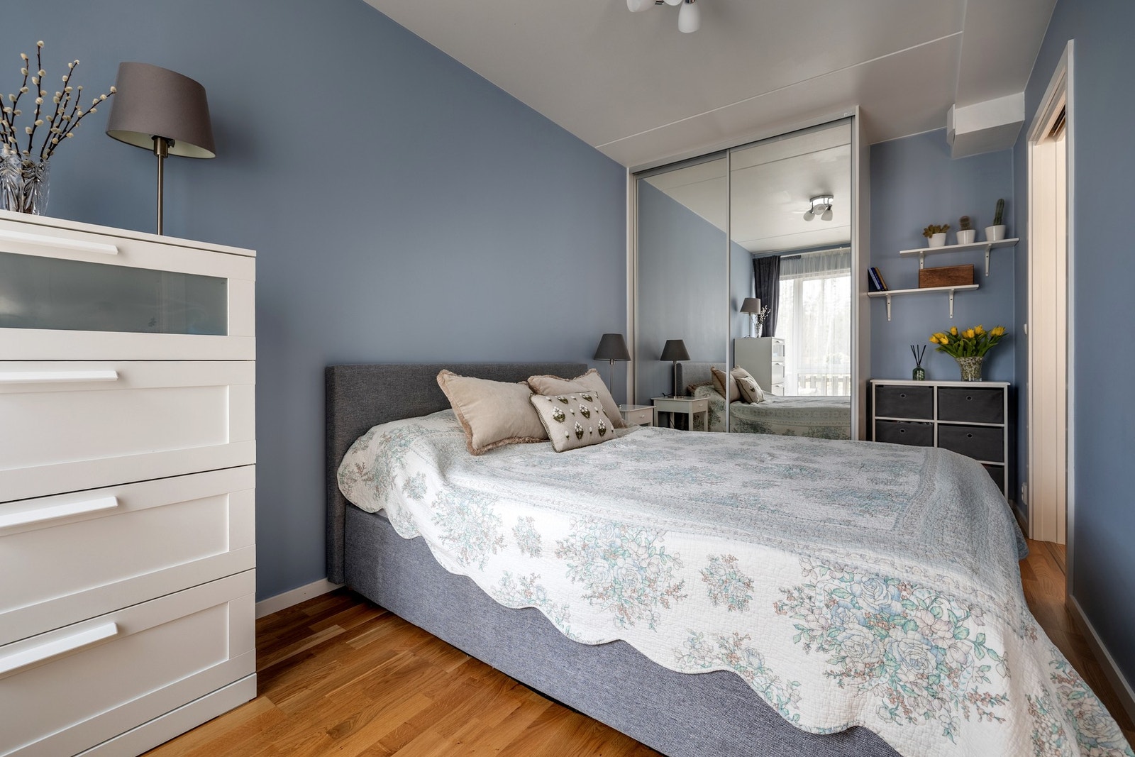 Soverommet er innredet med en praktisk skyvedørsgarderobe med speilfronter. Galleribilde