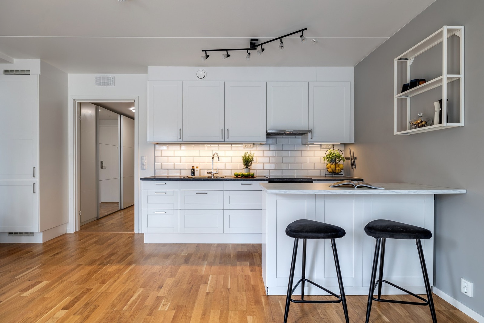 Kjøkkenet har en stilren innredning med integrerte hvitevarer og rikelig med oppbevaringsplass. Galleribilde