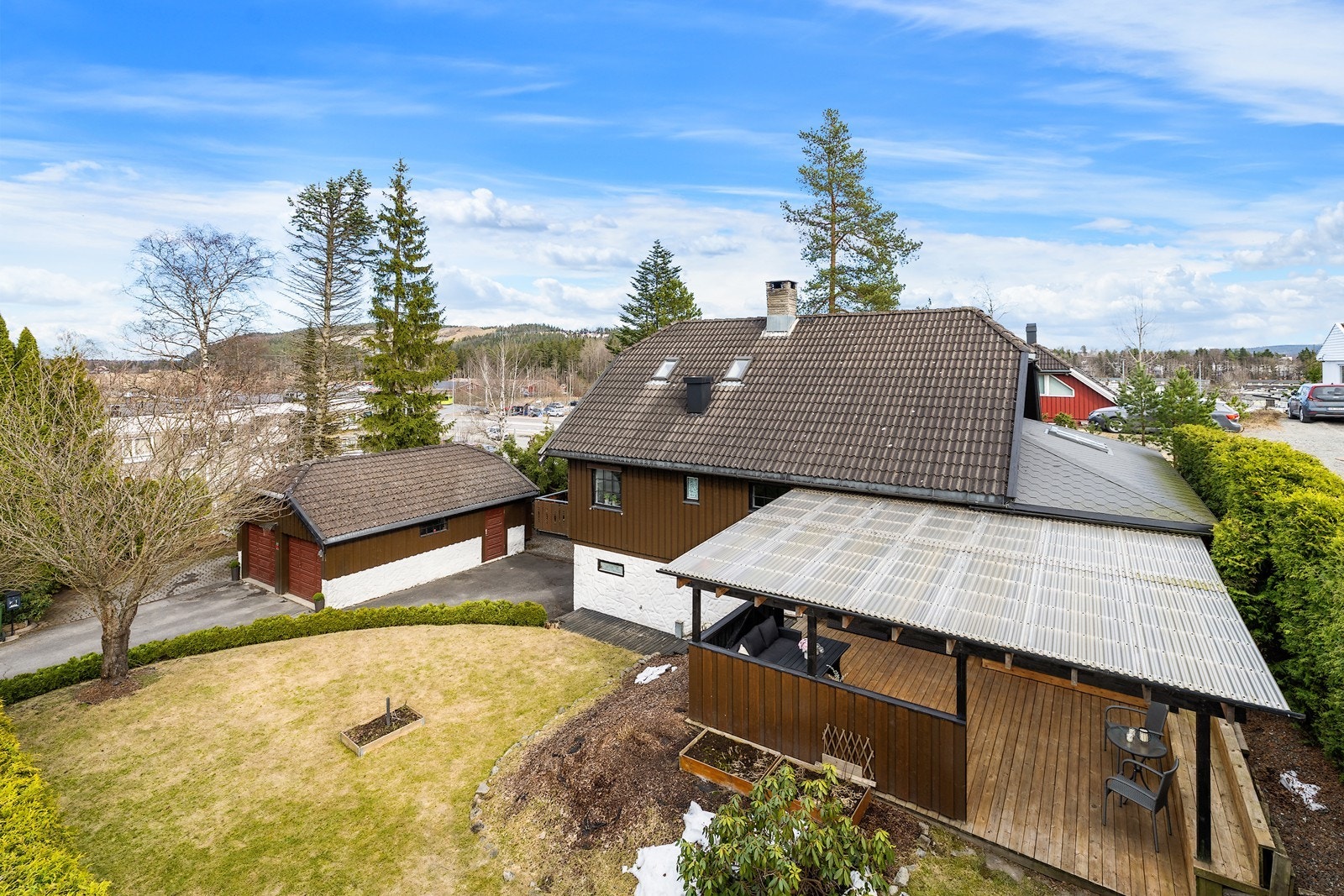 Boligen strekker seg over tre plan og byr på rikelig med plass til både familieliv og sosiale sammenkomster, med en praktisk planløsning som gir gode soner for både hverdag og fritid. Galleribilde