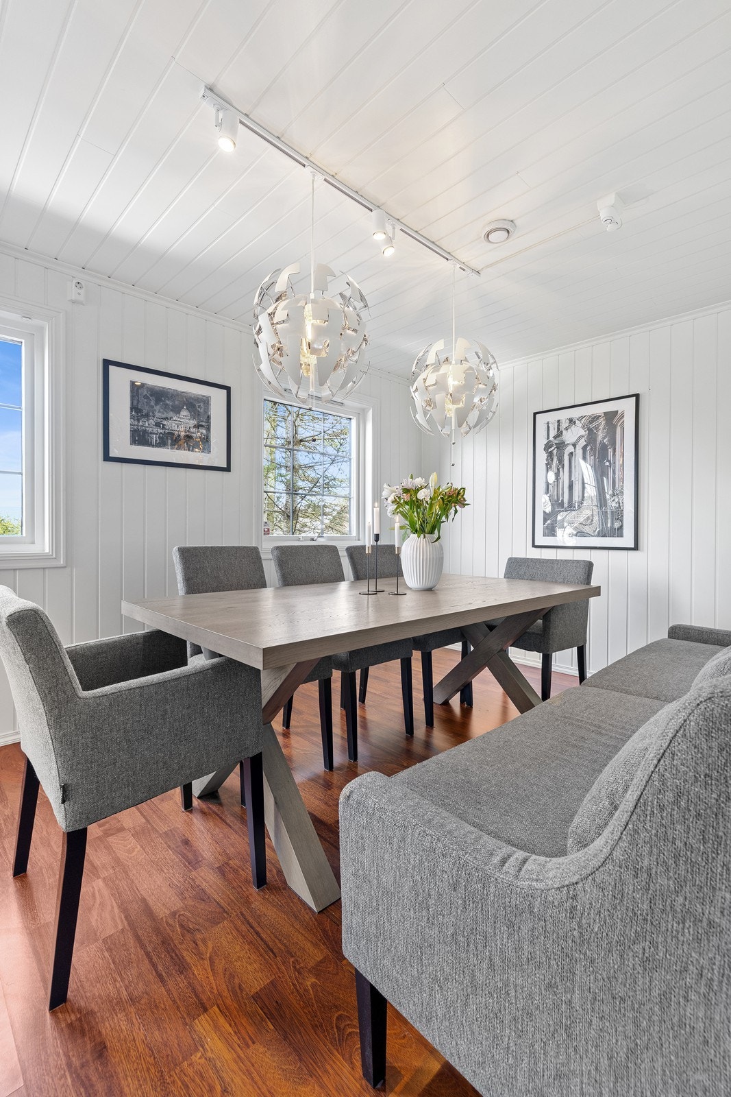 Lys og luftig spiseplass i naturlig tilknytning til kjøkkenet, med gode lysforhold fra vindusflater. Galleribilde