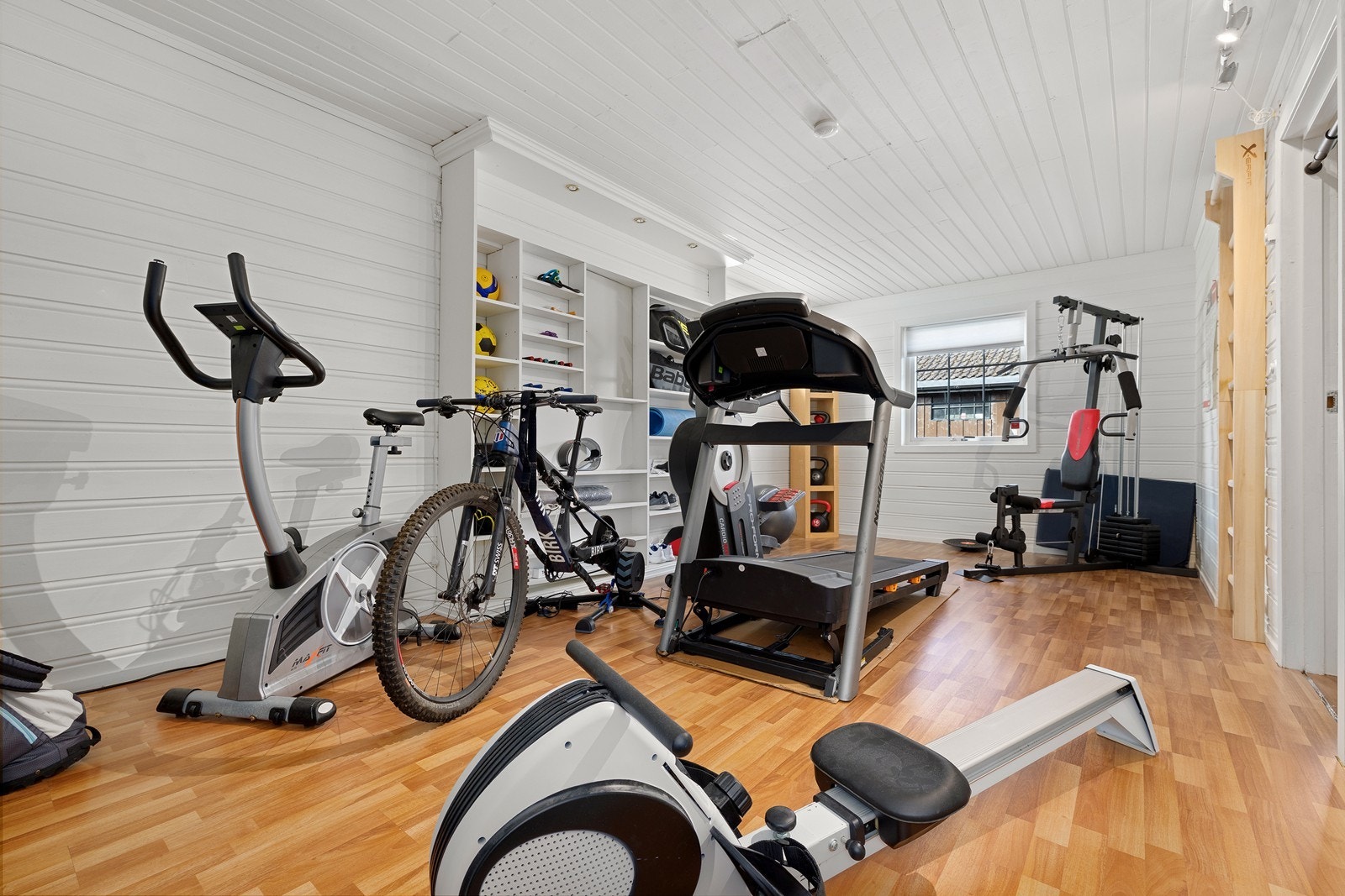 Stort trimrom med gode muligheter for hjemmetrening, hobby eller annen fleksibel bruk. Galleribilde