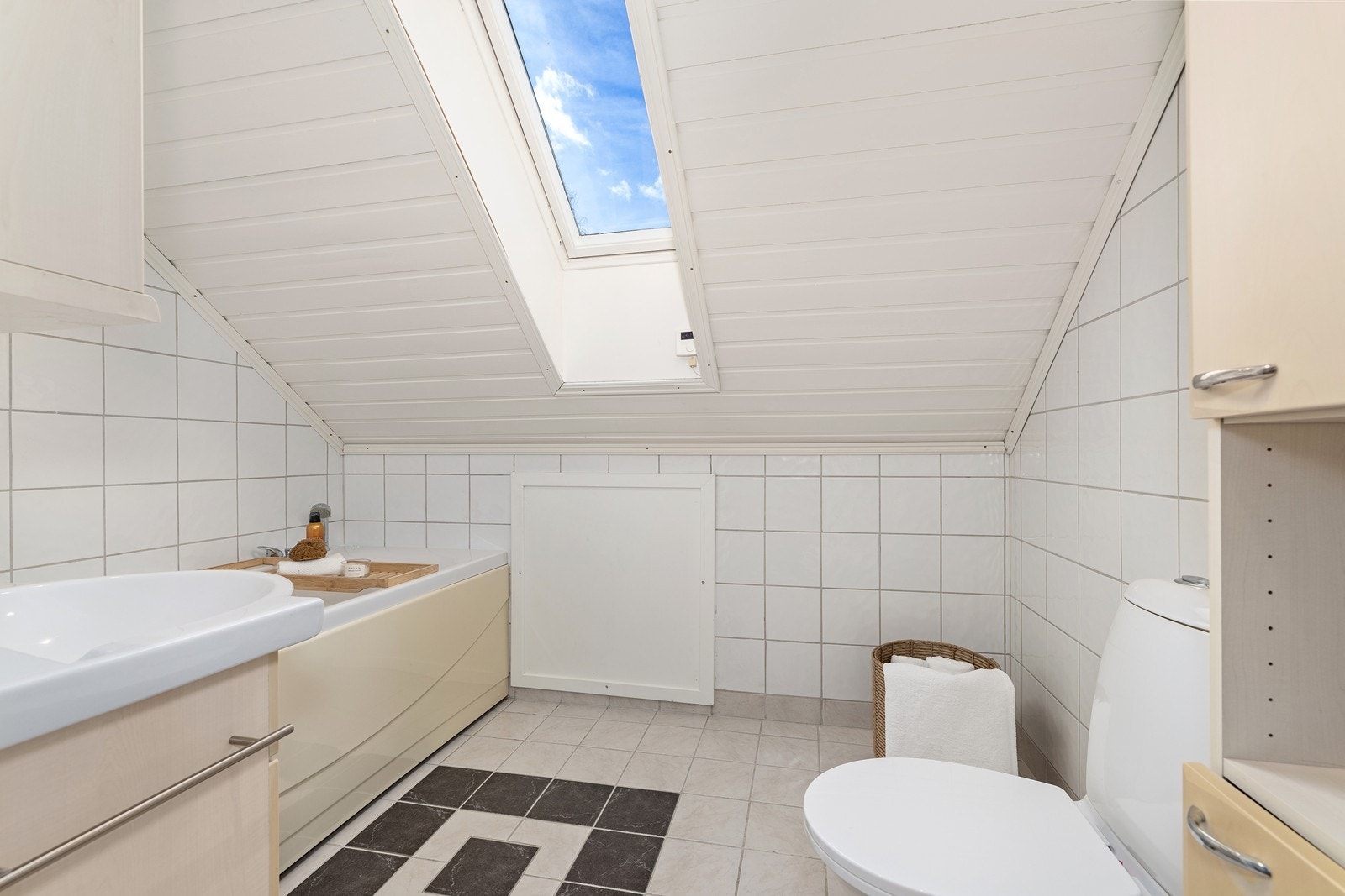 Tradisjonell badstue med trepanel og sittebenker, perfekt for avslapning. Galleribilde