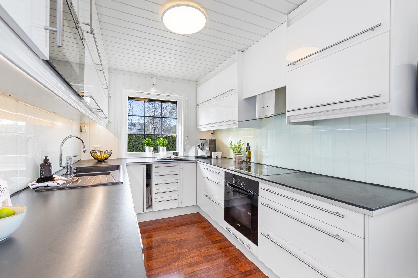 Praktisk utformet kjøkken med glatte fronter og god arbeidsflyt for en effektiv hverdag. Galleribilde