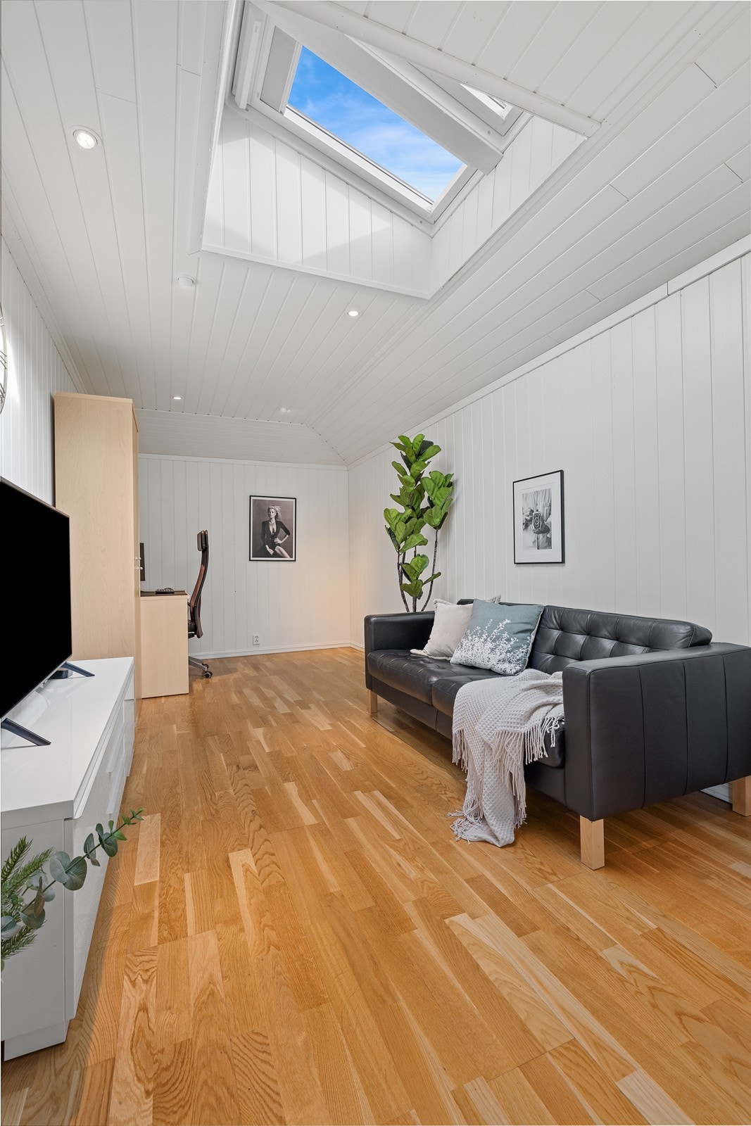 Praktisk ekstra stue som gir fleksibilitet i hverdagen, perfekt som barneavdeling eller hjemmekino. Galleribilde