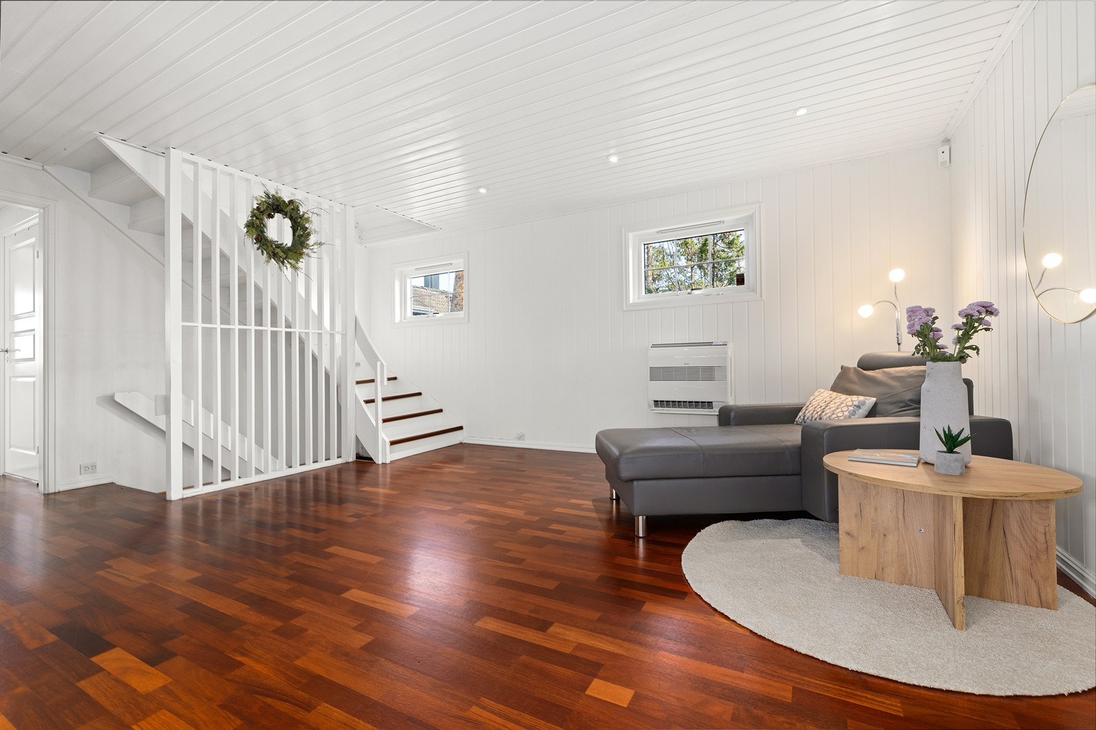 Stor og lun stue med god plass til sofagruppe og naturlig samlingspunkt rundt peisen. Galleribilde