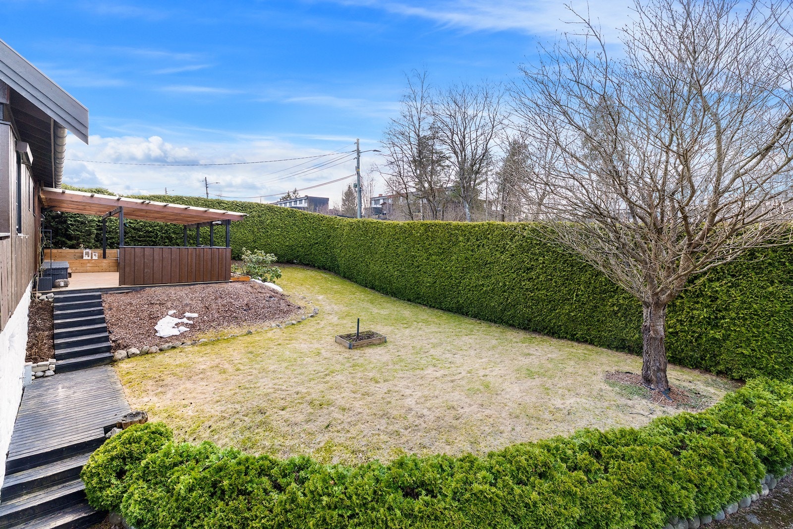 Romslig eiendom med hage og uteplasser som gir gode solforhold og privat preg. Galleribilde