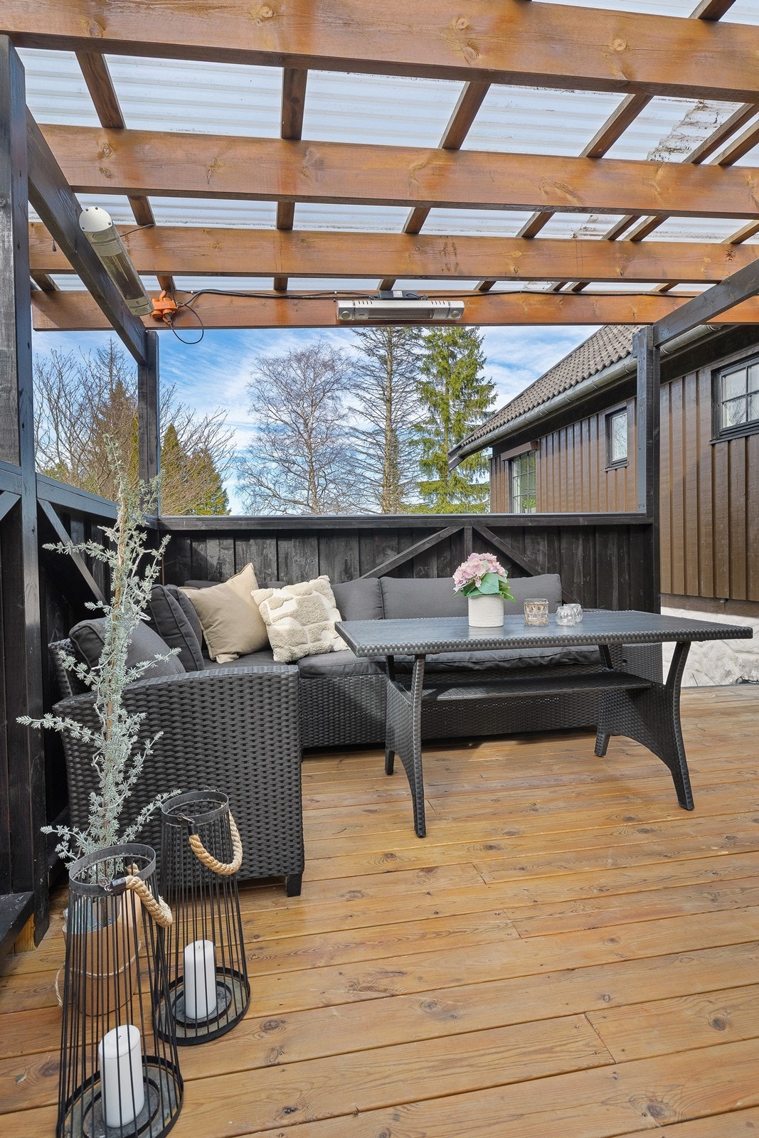 Flott uteområde med direkte adkomst til hage, ideelt for lek, avslapning og sosiale sammenkomster. Galleribilde