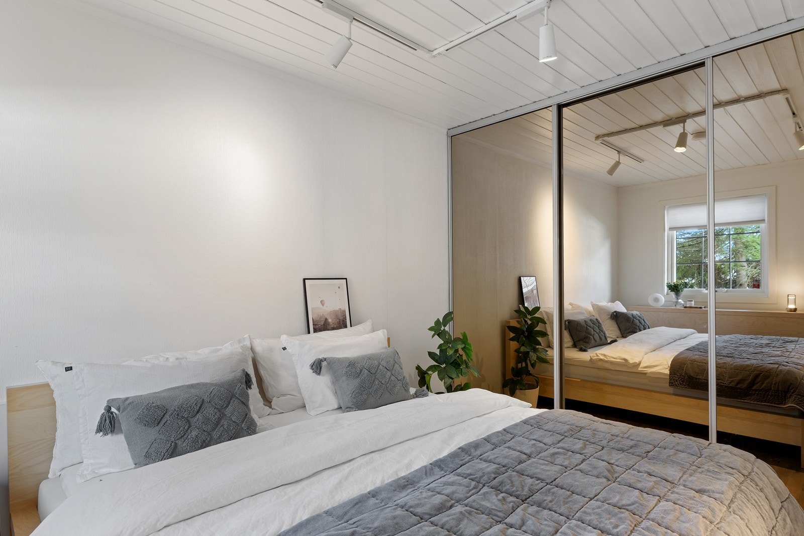 Funksjonelt bad med gode løsninger og direkte tilgang til egen badstue. Galleribilde