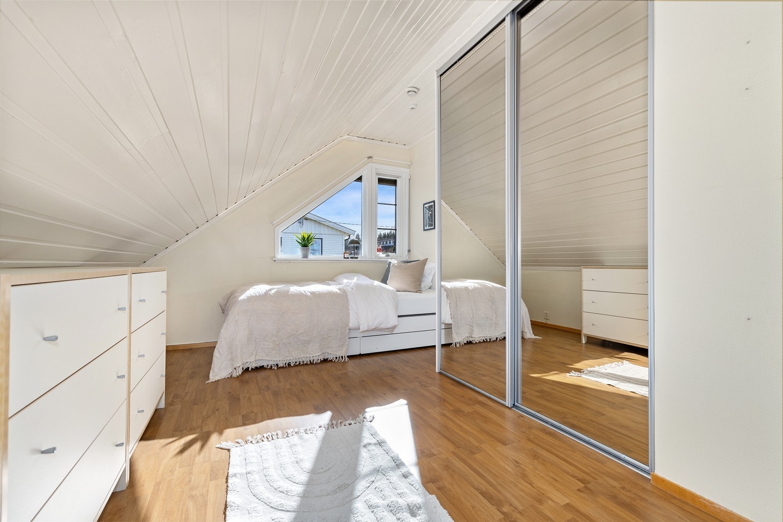 Lyse og trivelige soverom med gode møbleringsmuligheter og plass til seng og garderobe. Galleribilde