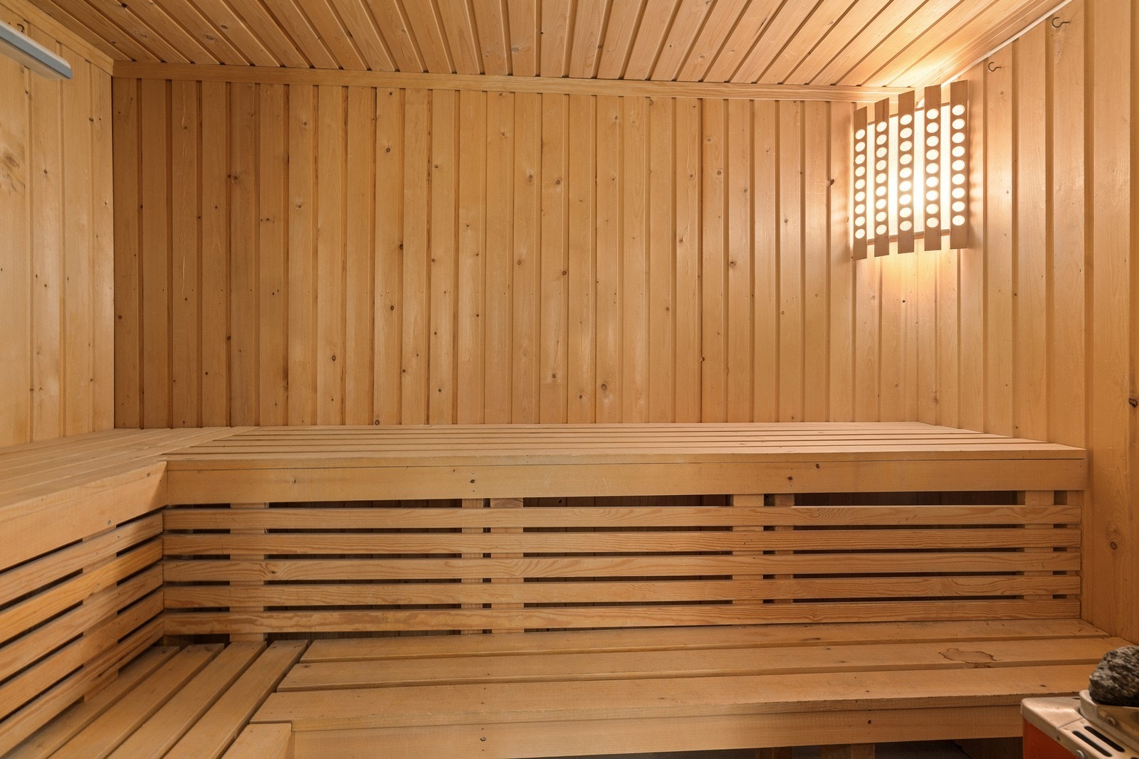 Tradisjonell badstue med trepanel og sittebenker, perfekt for avslapning. Galleribilde