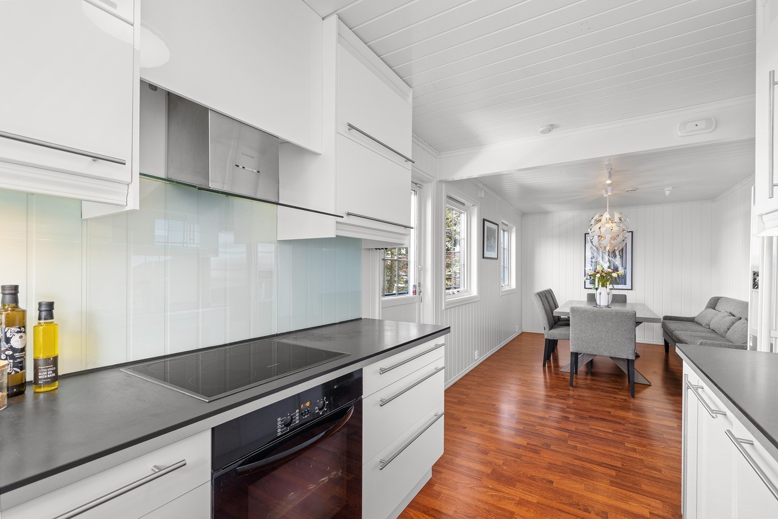 Lyst og funksjonelt kjøkken med god skap- og benkeplass, samt integrerte hvitevarer. Galleribilde