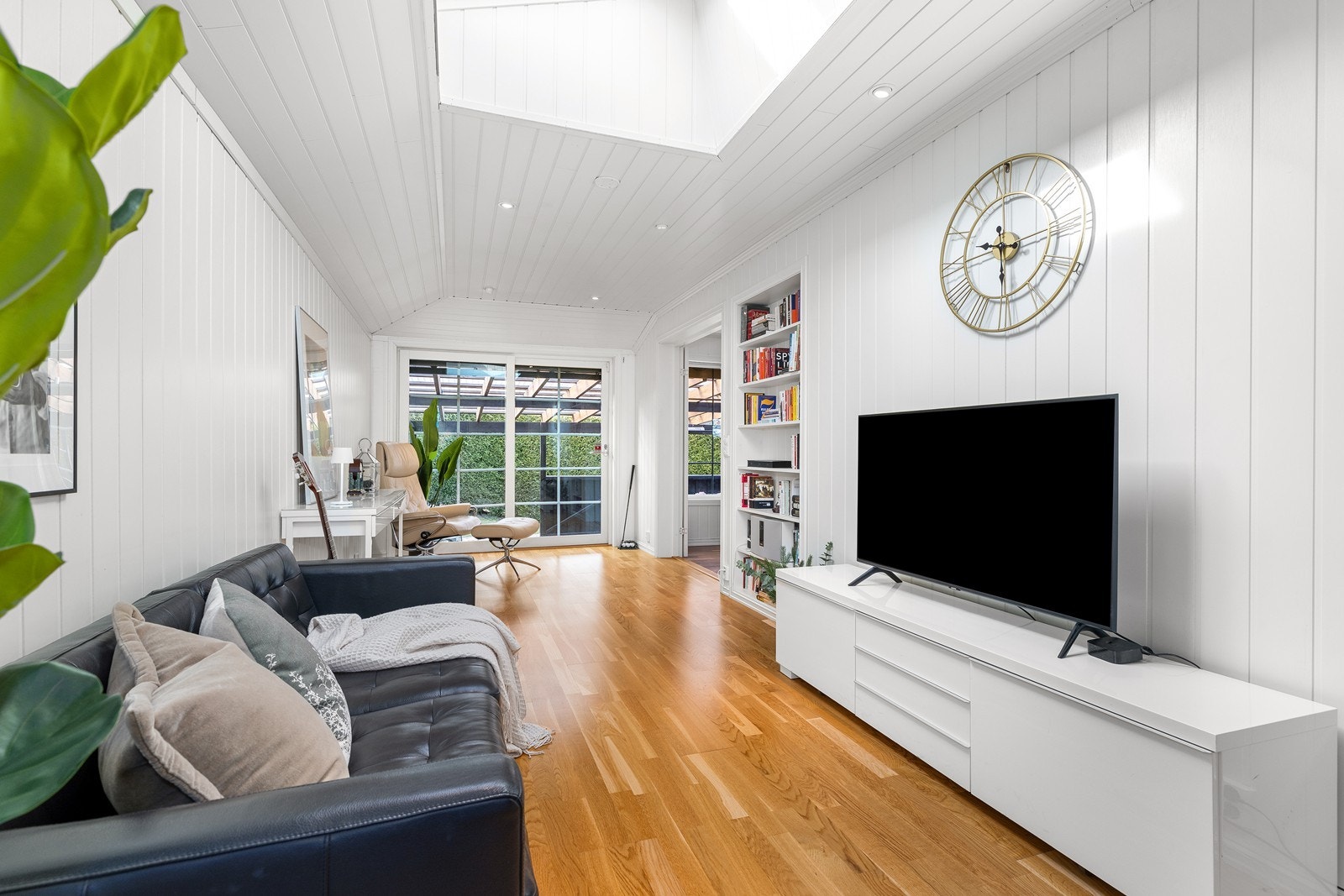 Egen TV-stue med skjermet beliggenhet, ideell for rolige kvelder og underholdning.
Lys og trivelig TV-stue med plass til komfortabel sofagruppe og mediemøblement. Galleribilde