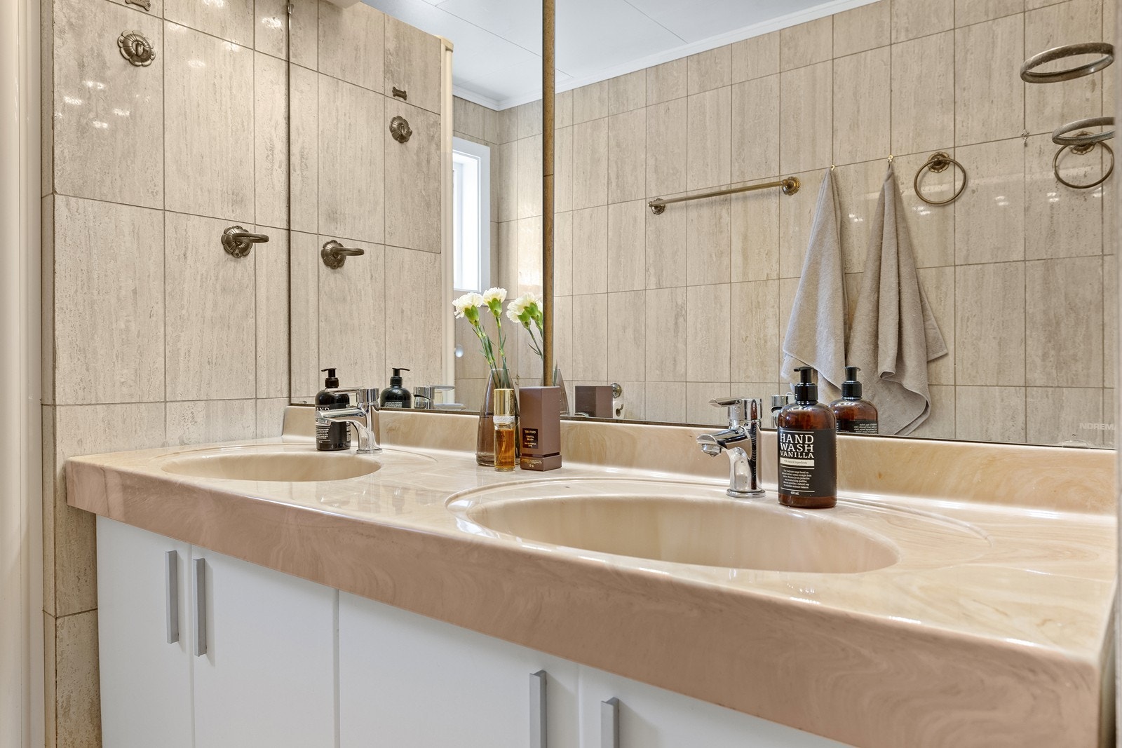 Romslig bad med dobbel servant, dusjløsning og praktisk innredning med god oppbevaringsplass. Galleribilde