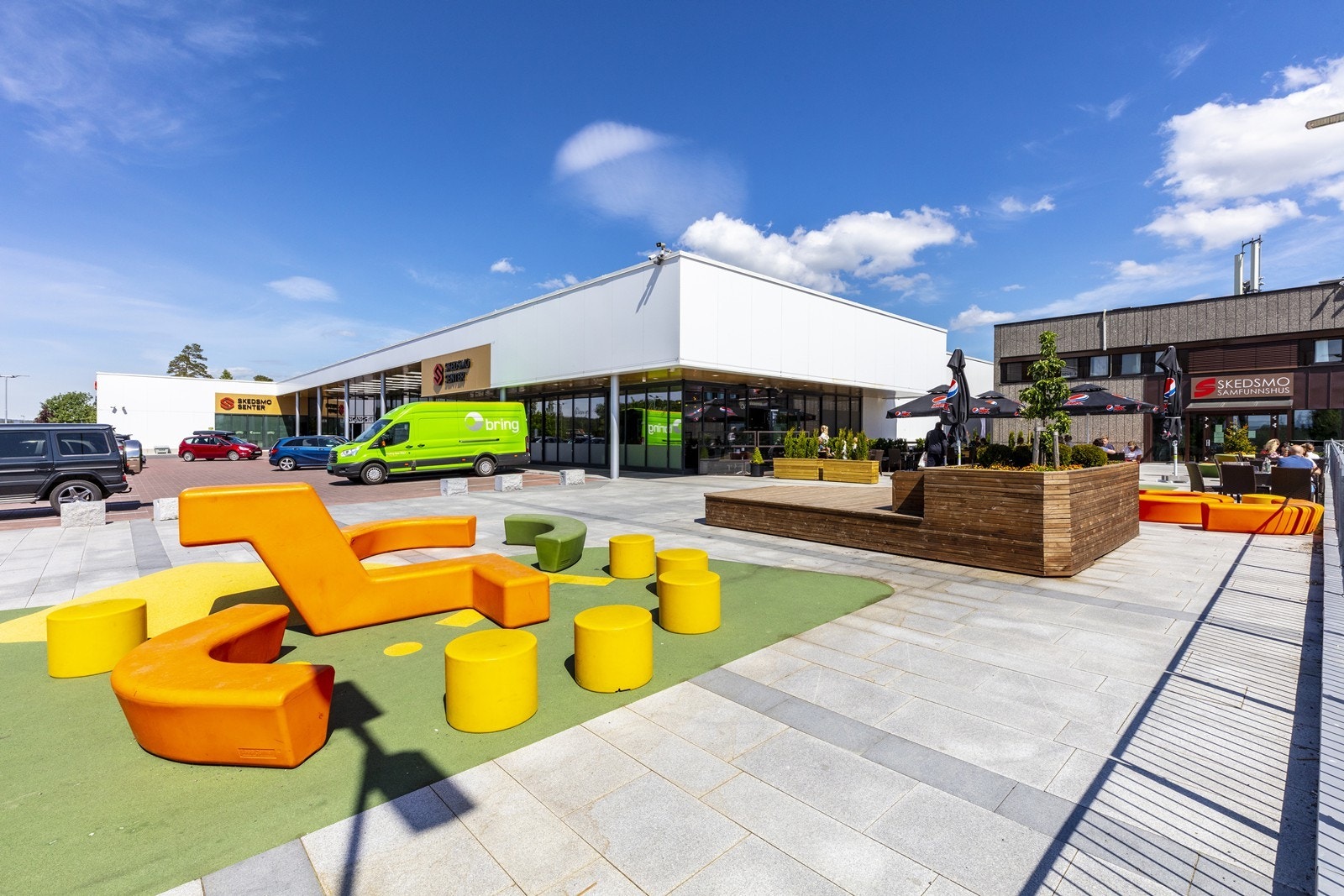 Fra boligen er det kort avstand til Skedsmo senter som dekker de fleste daglige behov med dagligvarebutikker, apotek, vinmonopol, klesbutikker og hyggelige serveringssteder. I tillegg finnes flere nærsentre og butikker i området Galleribilde