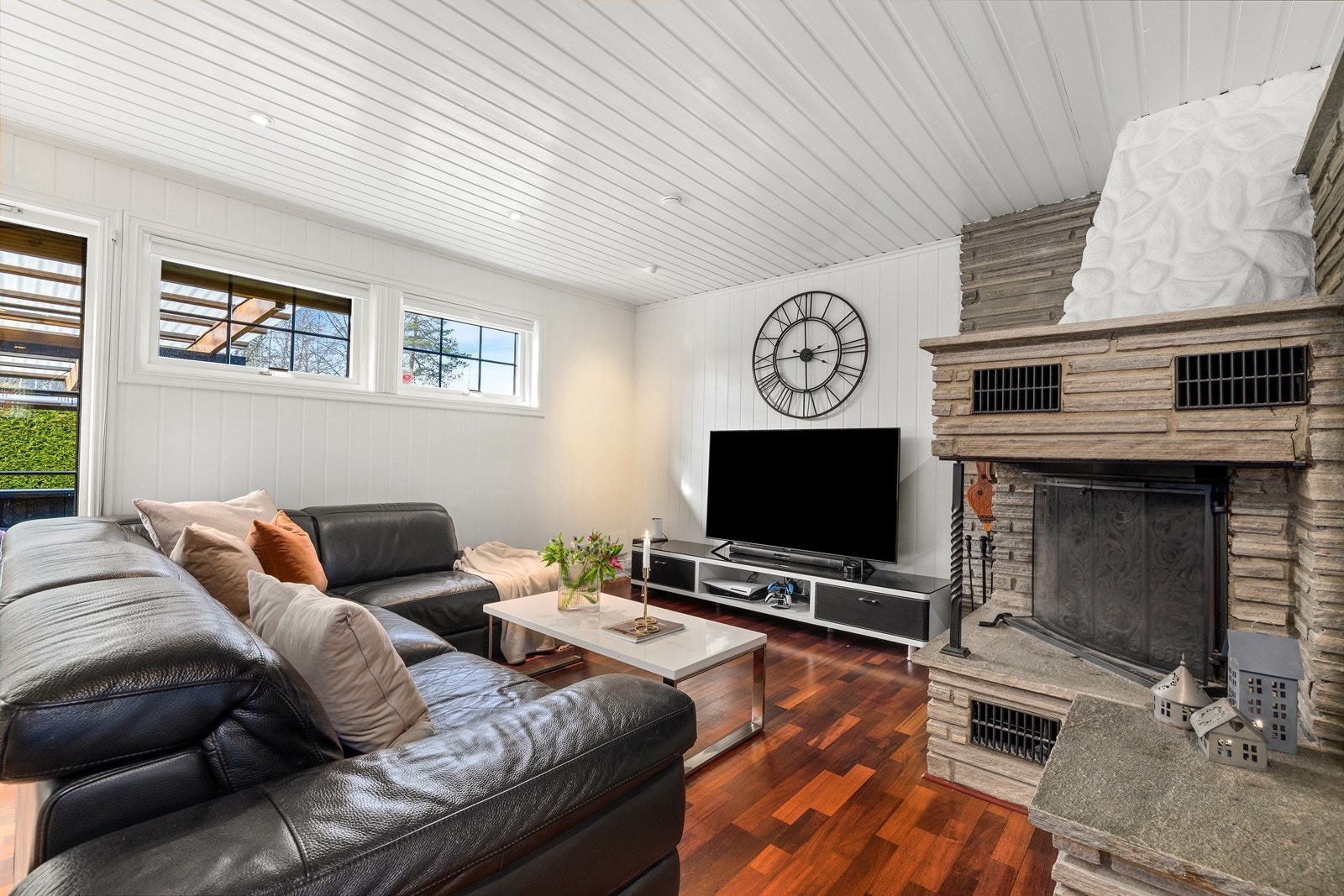 Romslig oppholdsrom med gode lysforhold og flere soner for både avslapning og sosialt samvær. Galleribilde