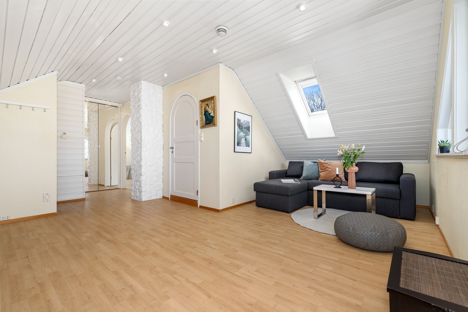 Lyse og trivelige soverom med gode møbleringsmuligheter og plass til seng og garderobe. Galleribilde