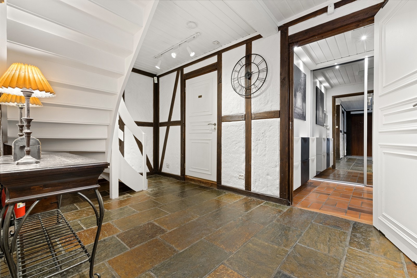 Lys og praktisk hall med trappeløp til øvrige etasjer, som gir et godt førsteinntrykk av boligens romslige planløsning. Galleribilde