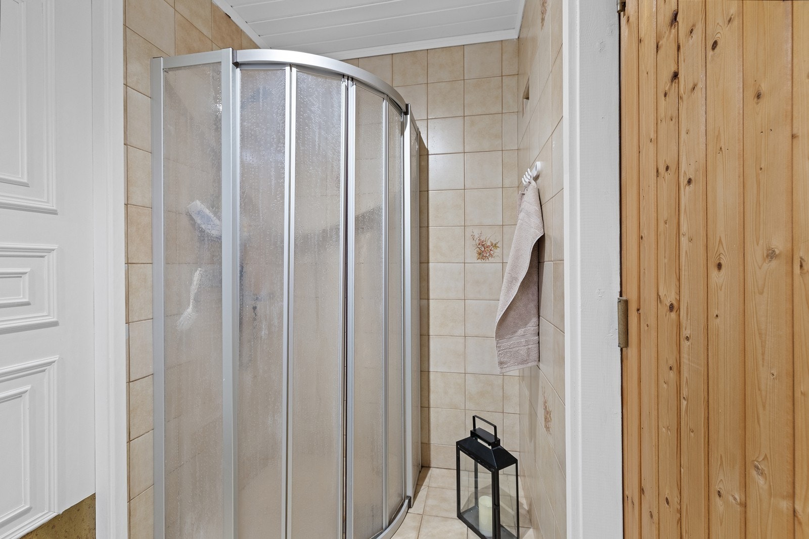 Funksjonelt bad med gode løsninger og direkte tilgang til egen badstue. Galleribilde