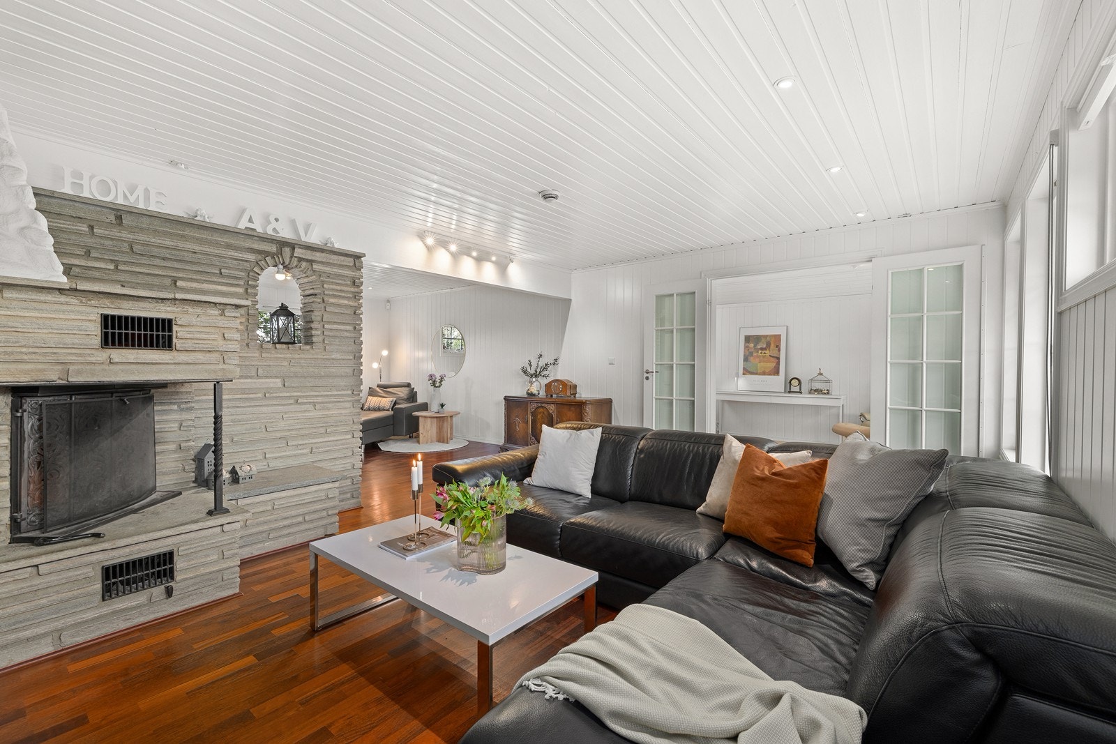 Innbydende stue med klassiske detaljer og god møbleringsfrihet, perfekt for familie og gjester. Galleribilde