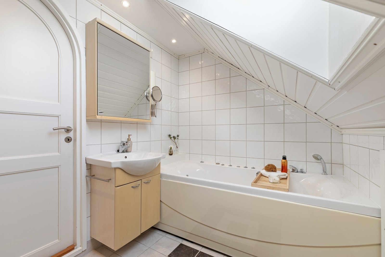 Bad med dusjløsning og tilknyttet badstue som gir en ekstra komfort i hverdagen. Galleribilde