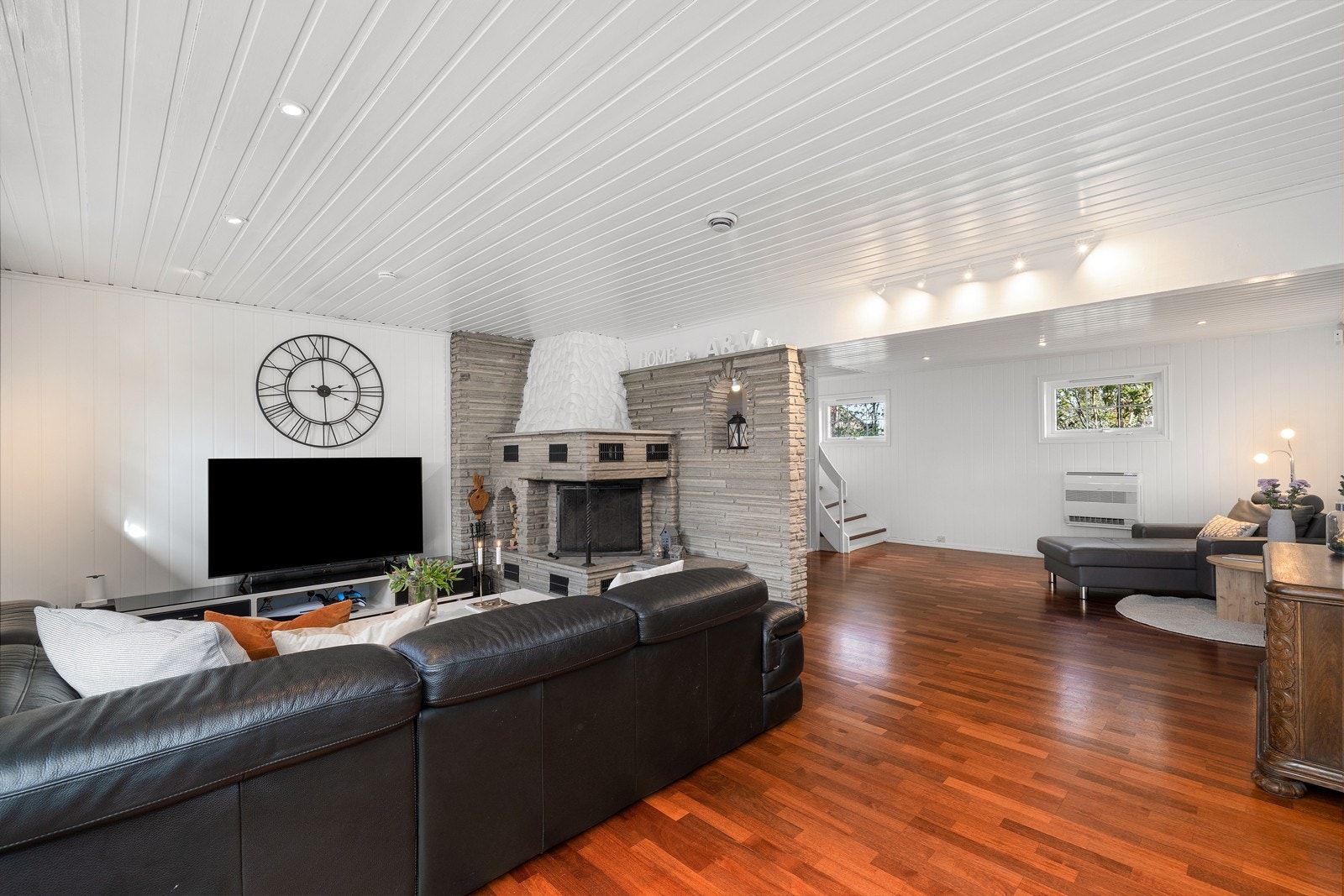 Stemningsfull stue med peisinnsats som skaper en varm og hyggelig atmosfære gjennom hele året. Galleribilde