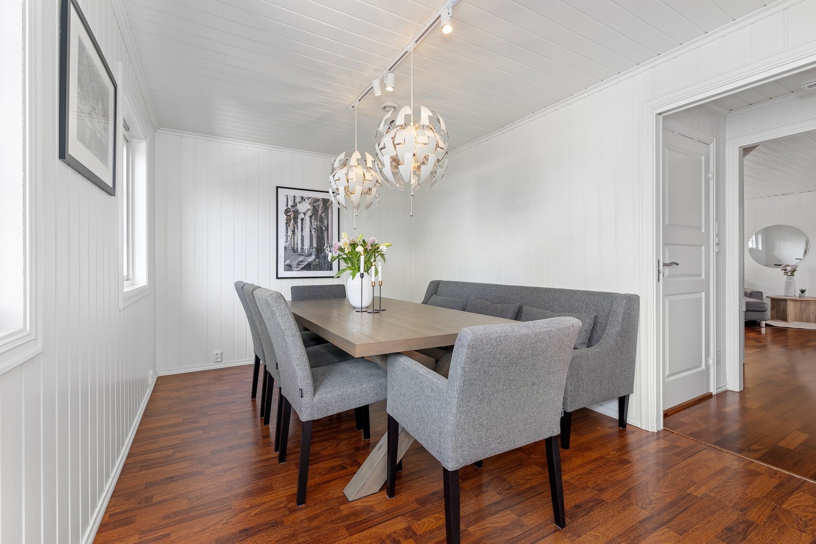 Romslig spisestue med plass til stort spisebord, perfekt for hyggelige middager med familie og venner. Galleribilde