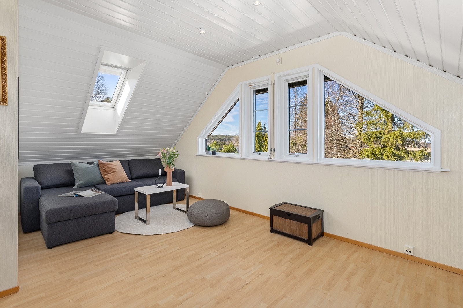 Stort hovedsoverom med god plass til dobbeltseng og garderobeløsning, i rolige omgivelser. Galleribilde