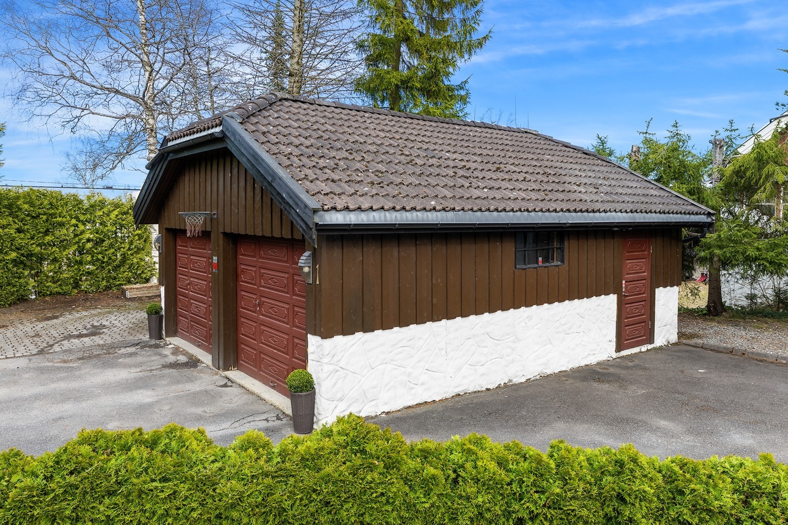 Frittstående garasje med god plass til parkering og oppbevaring. Galleribilde