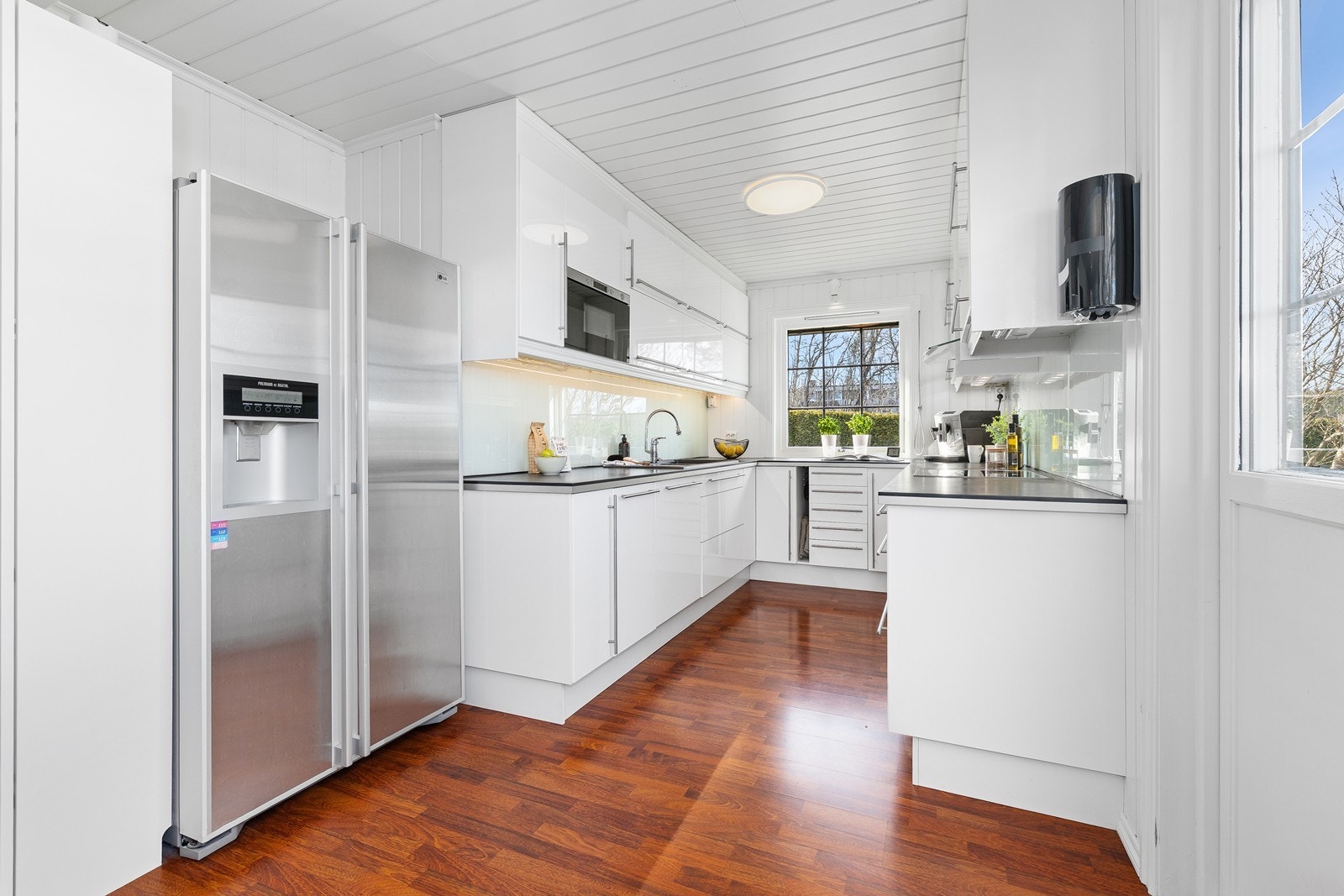 Innbydende kjøkken med plass til matlaging og samvær, i tilknytning til spisestue. Galleribilde