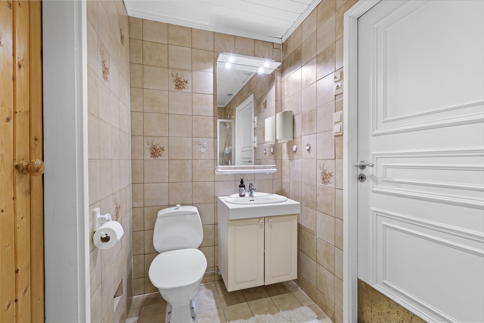 Bad med dusjløsning og tilknyttet badstue som gir en ekstra komfort i hverdagen. Galleribilde