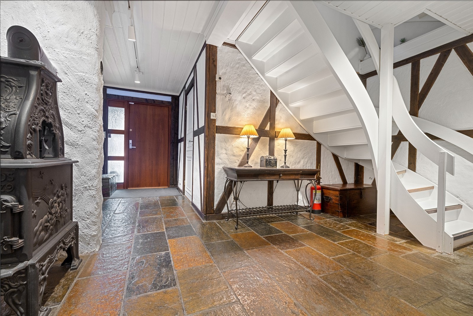 Romslig og innbydende entré med god plass til yttertøy og oppbevaring, samt naturlig overgang til boligens øvrige rom. Galleribilde