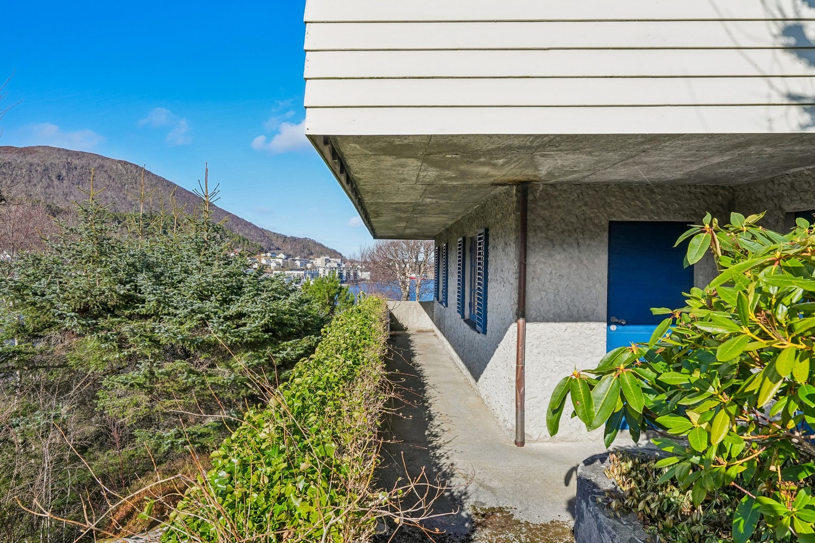 Stor utvendig bod i underetasje på 11 kvm. Galleribilde